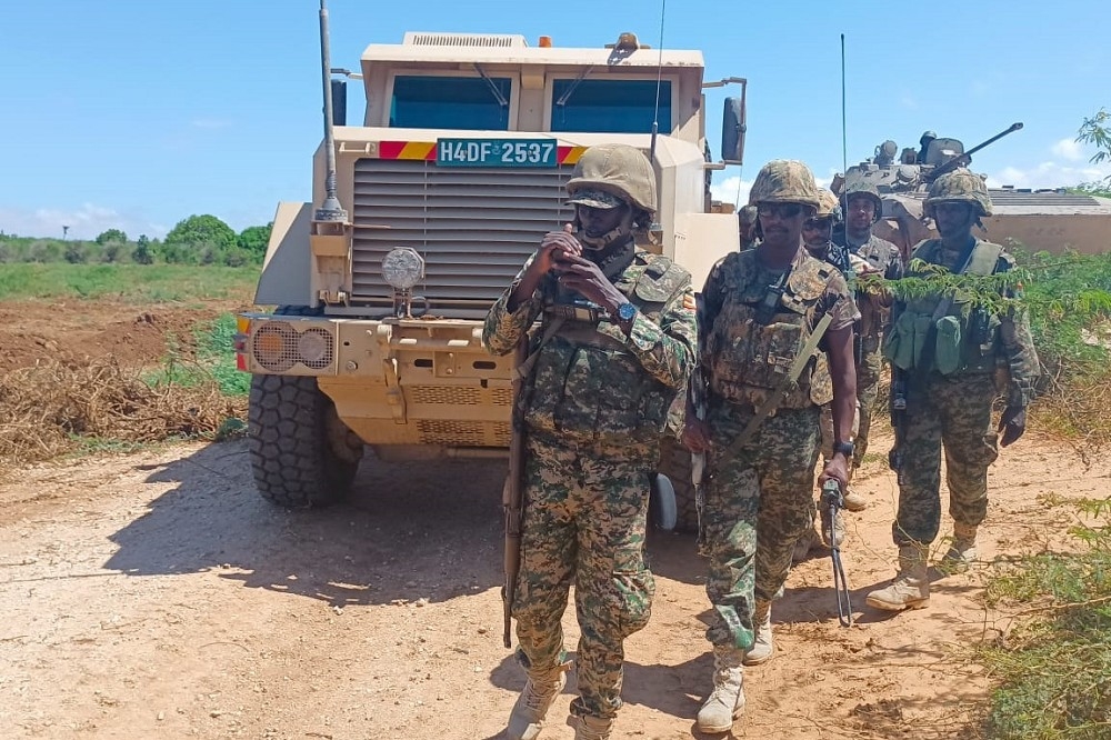 ATMIS維和部隊的烏干達士兵，擁有BMP-2步兵戰車與MARP裝甲車等重裝備支援。（取自ATMIS推特）
