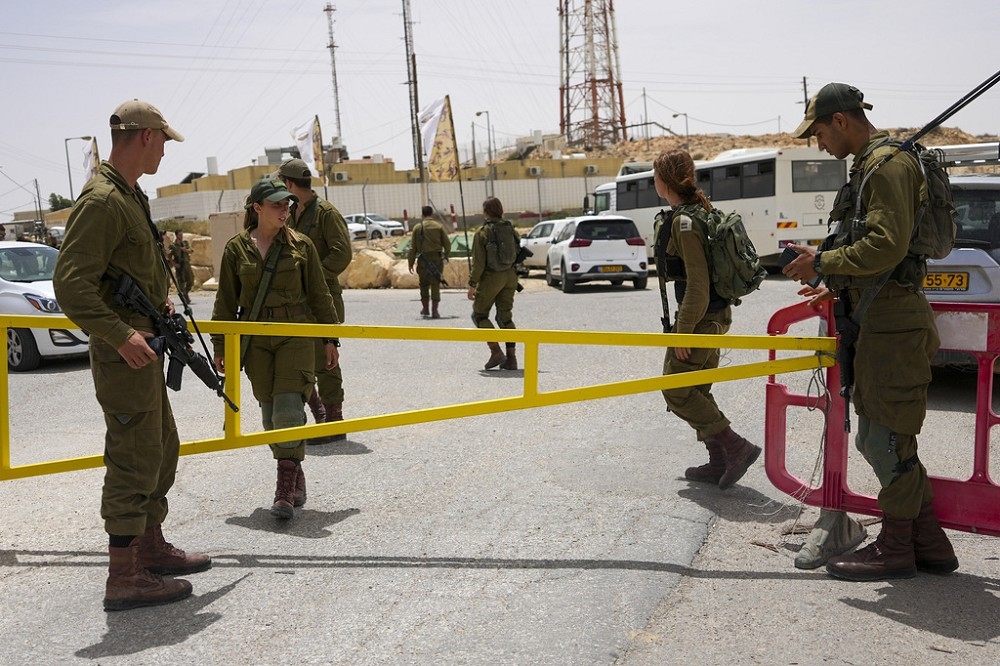 在這起離奇的駁火事件爆發後，以色列軍方加強邊境巡邏檢查。（美聯社）
