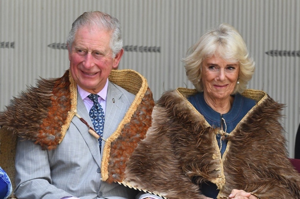 英國國王查爾斯（左）與他的第二任妻子、英國王后卡蜜拉（右）。（取自克拉倫斯府推特）