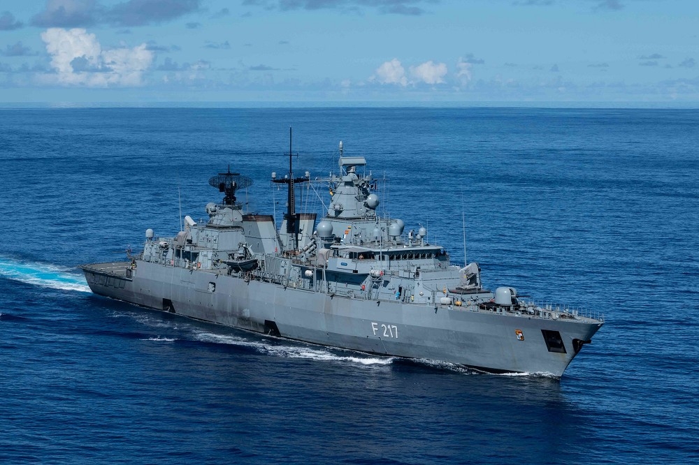 德國防長宣布，明年將再度部署軍艦遠赴印太地區。圖為2021年首度部署印太、並與美軍聯演的「巴伐利亞號」巡防艦。（取自DVIDS）