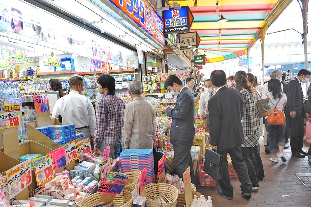 隨著赴日旅遊的外國觀光客增加，日本藥妝店也出現掃貨潮。（資料照片／美聯社）