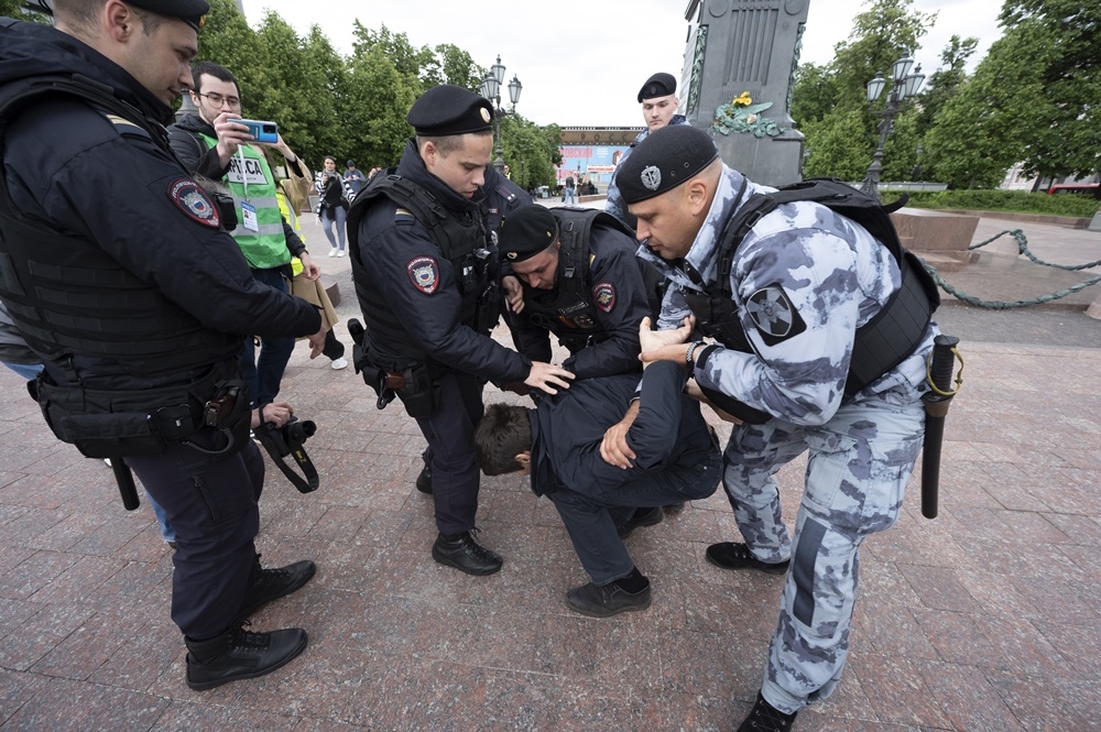  莫斯科警方4日在街頭逮捕示威民眾。（美聯社）