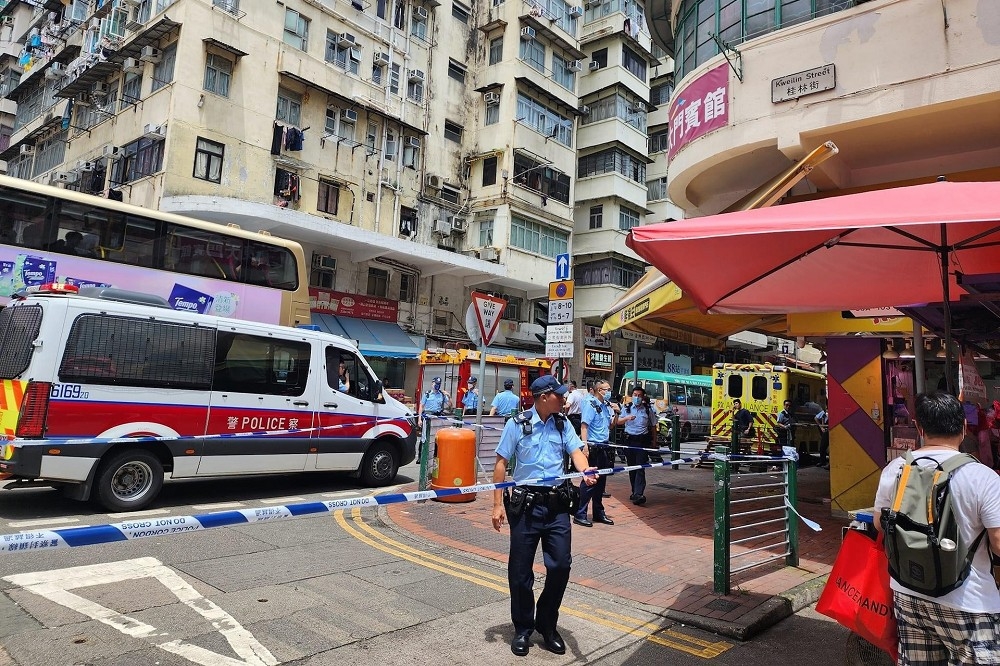 香港警方封鎖3名女童命案現場，攔查可疑人士。（取自深水埗街坊會臉書）