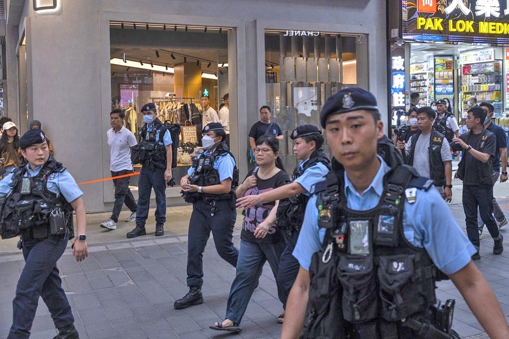 香港記協前主席麥燕庭在銅鑼灣出現，被警員帶走。（美聯社）