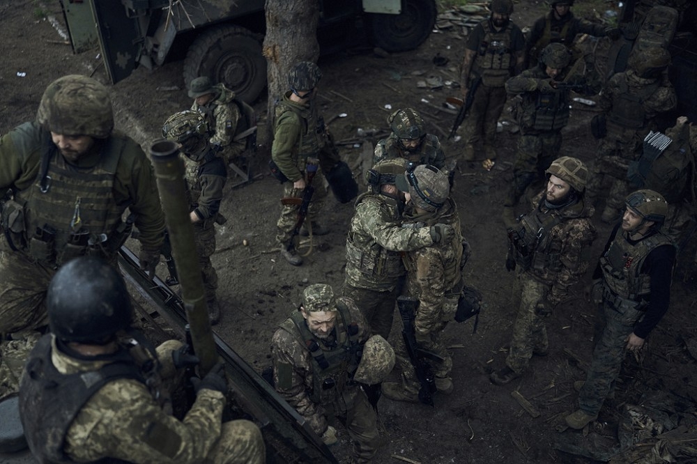 俄國國防部宣稱擊退烏軍多地反攻。 圖為巴赫姆特外圍的烏軍集結地。（美聯社）