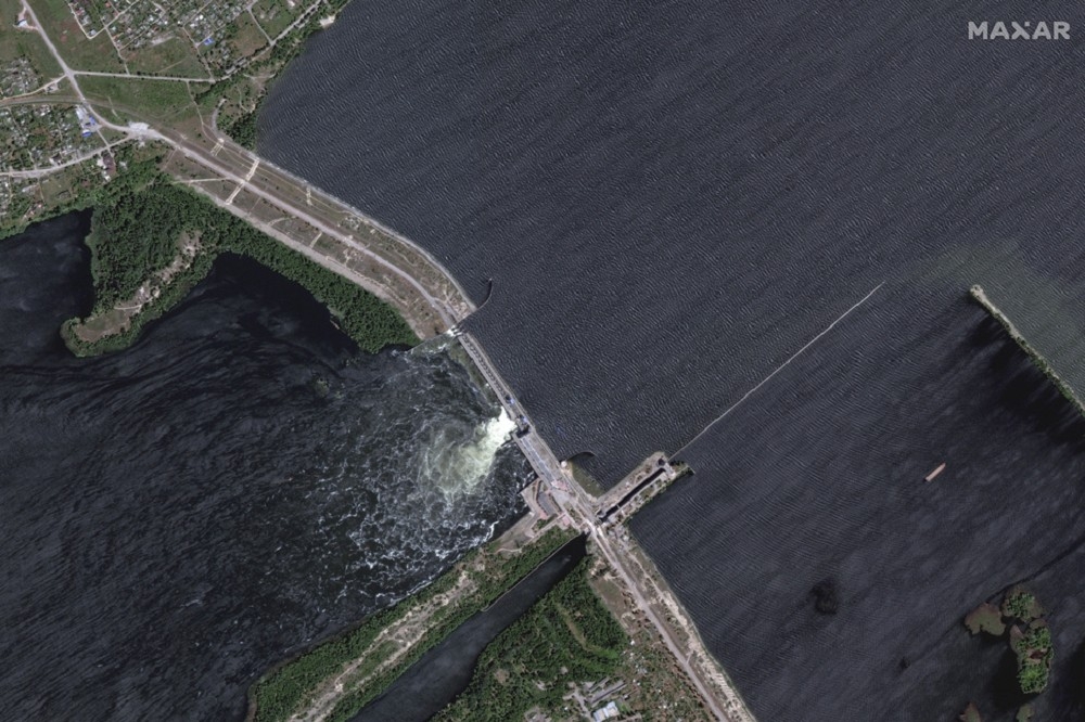 新卡霍夫卡大壩被摧毀後的衛星空拍照，大量洪水湧入下游。（美聯社）