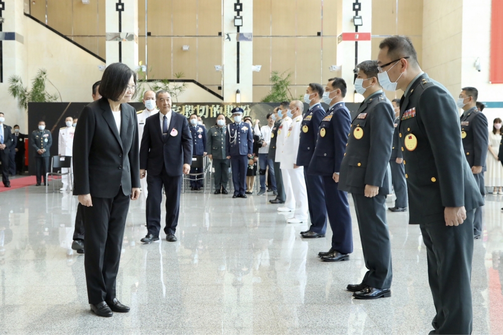 蔡英文總統今（6日）上午出席「112年上半年陸海空軍晉任將官勗勉典禮」。（王侑聖攝）