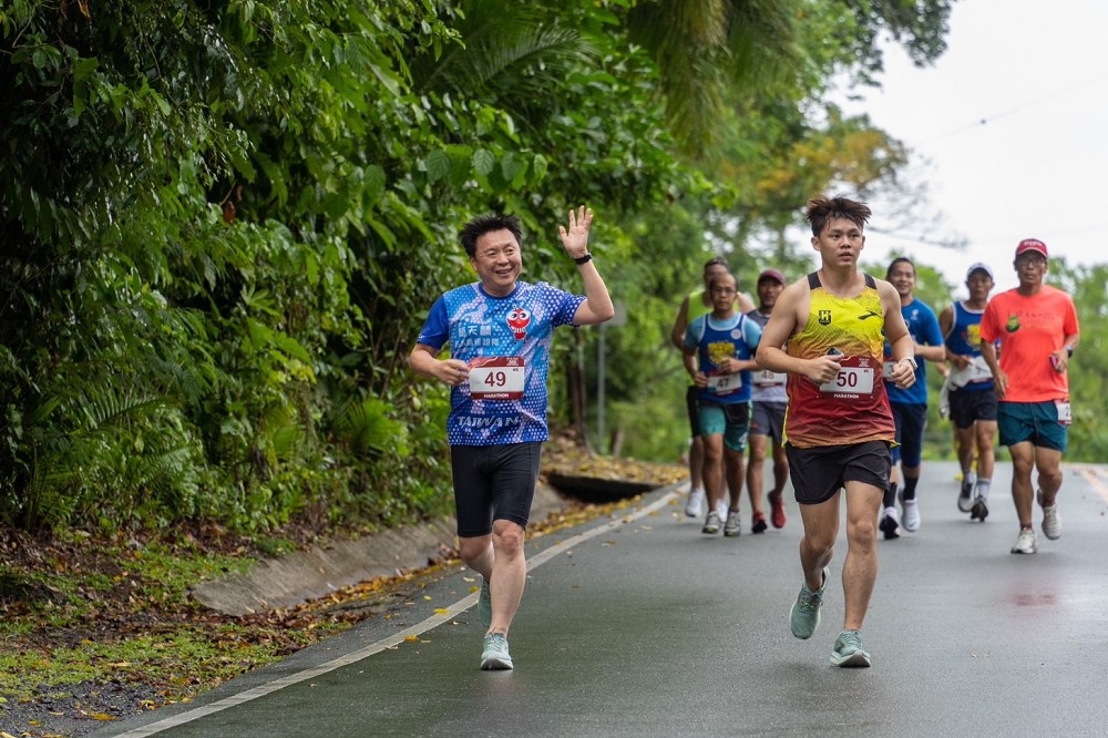 立委趙天麟（前左）前往帛琉參加馬拉松，最終以5個小時33分完賽。（翻攝畫面）