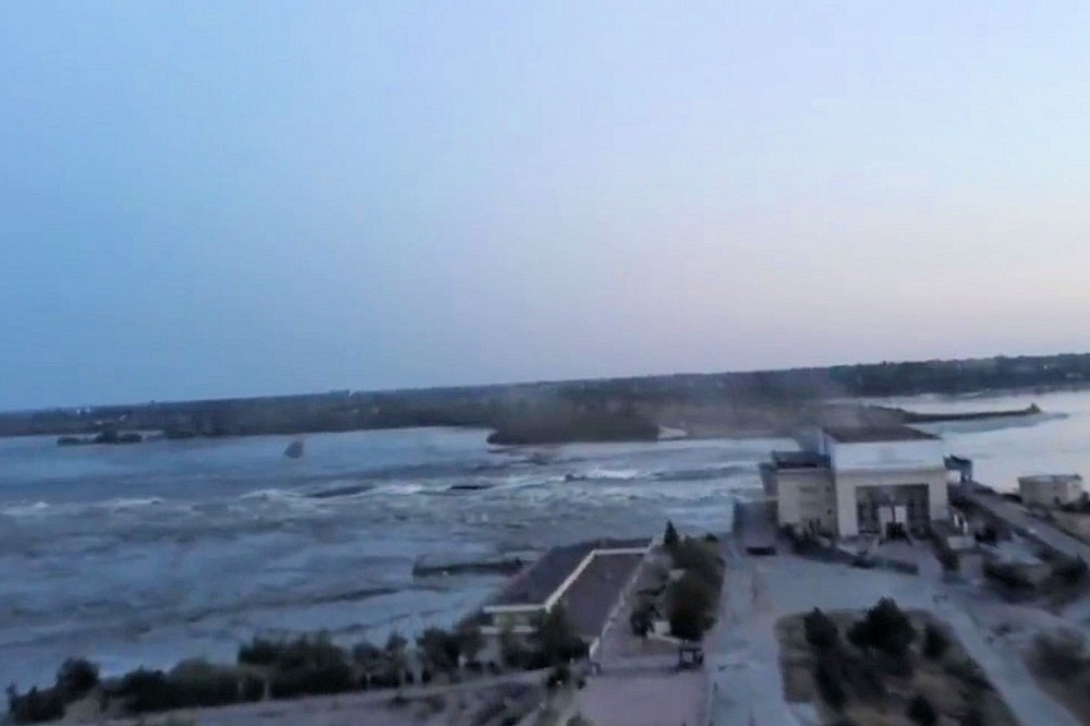 烏克蘭南部遭俄軍控制的新卡霍夫卡大壩6日遭到破壞，俄烏互控對方炸毀水壩。（取自推特）