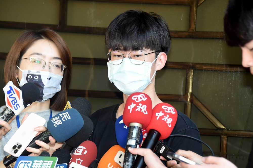 清大校友今天（7日）上午到台北地檢署控告王丹性騷擾。（張哲偉攝）
