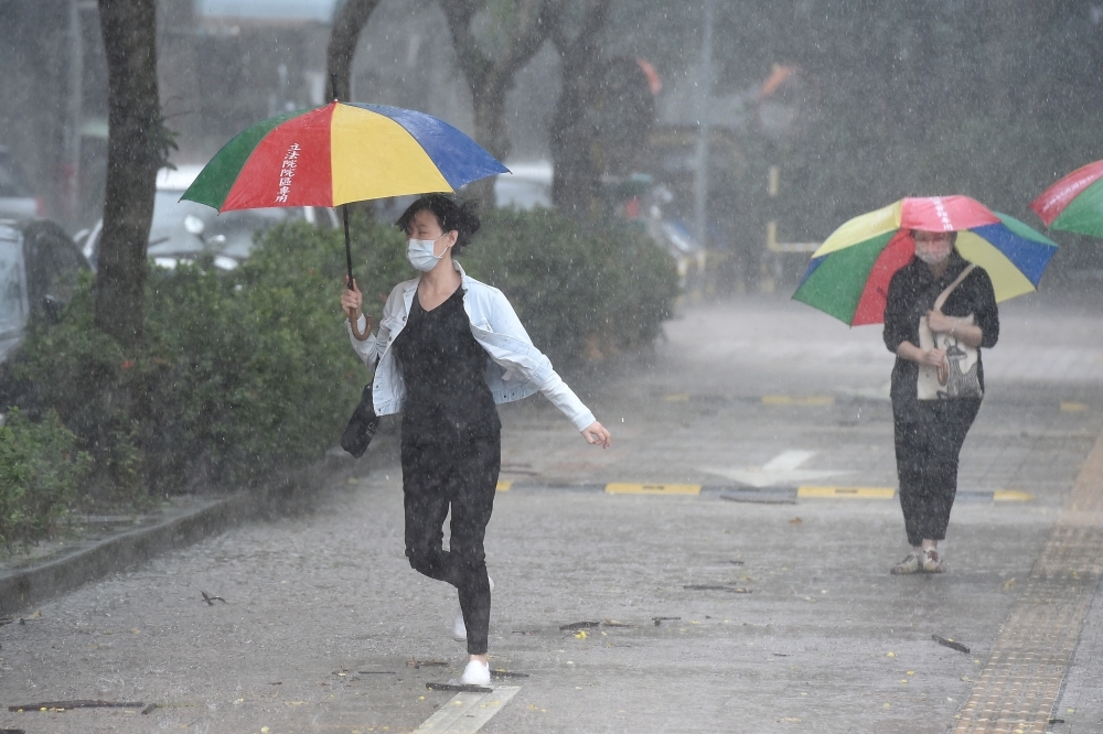 中央氣象局發布8縣市大雨特報，提醒民眾注意強降雨。（資料照片／張哲偉攝）