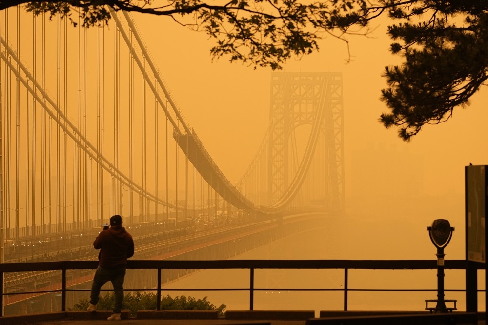 橘紅色煙霧籠罩了美國東岸，圖為紐澤西州喬治華盛頓大橋。（美聯社）