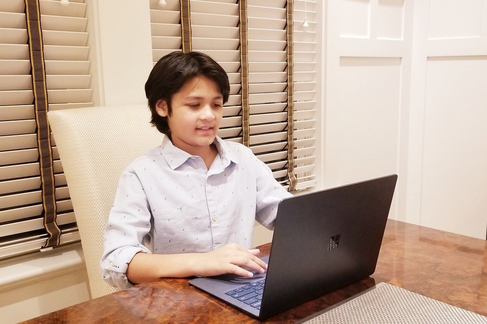 14歲男孩奎茲取得聖克拉拉大學計算機科學與工程學士學位，即將進入SpaceX工作。（取自奎茲推特）