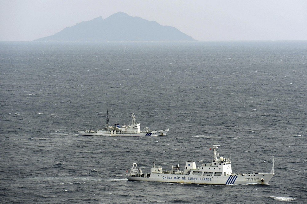 中國海軍測量艦8日闖入日本領海，日本官房長官表示已向北京表達抗議，並指出中國軍事擴張行為近年不斷升高，圖為日本海保船艦監視進入領海的中國公務船。（美聯社）