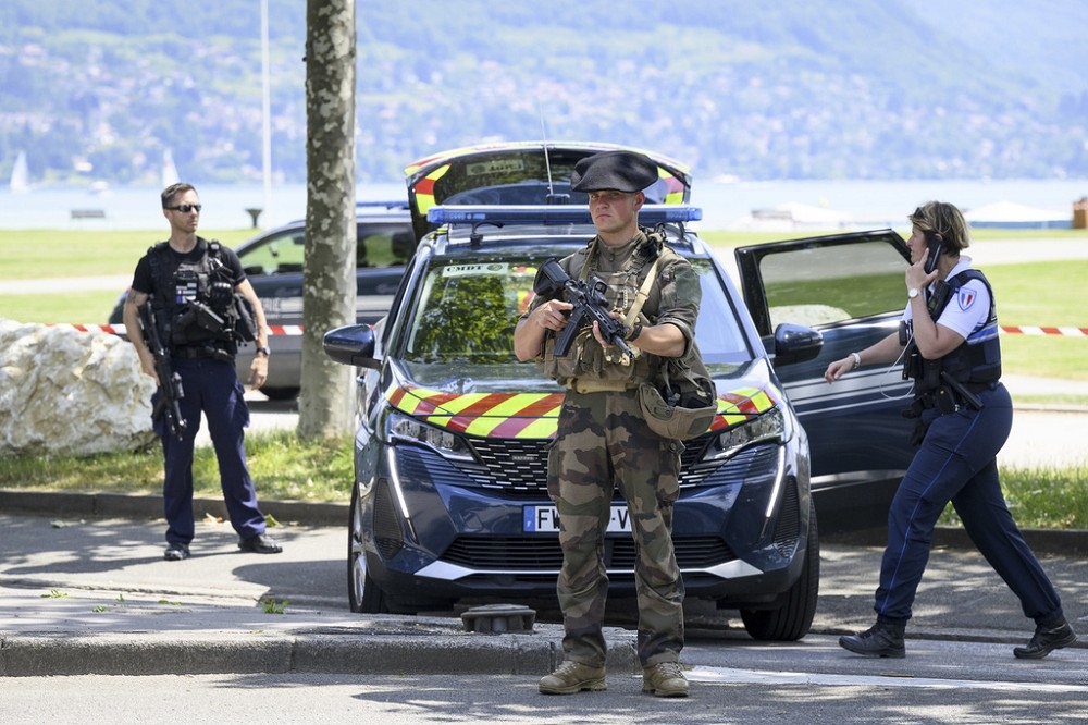 事發後法國軍警趕抵並封鎖現場。圖為法軍阿爾卑斯部隊在外圍站崗警戒。（美聯社）