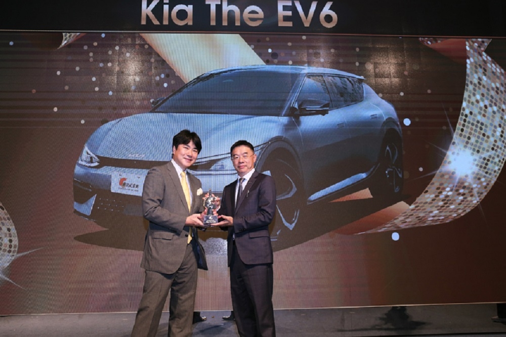 KIA The EV6不僅拿下2023年度風雲車，同時也獲頒2023最佳進口電動車，台灣森那美起亞汽車李昌益總裁也親自接受頒獎。(車訊風雲獎提供)