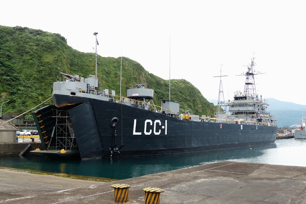因速度受限，海軍LCC-1這艘由戰車登陸艦改裝的測試艦，實難以模擬真正水面作戰艦狀態。（維基百科）