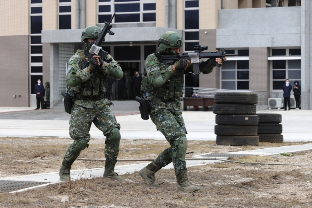 行政院昨天（9日）公布今年退休軍公教人員年終慰問金發給對象，並將條件調整為月退休金（俸）基準數額為2.8萬元以下。（資料照片／陳愷巨攝）