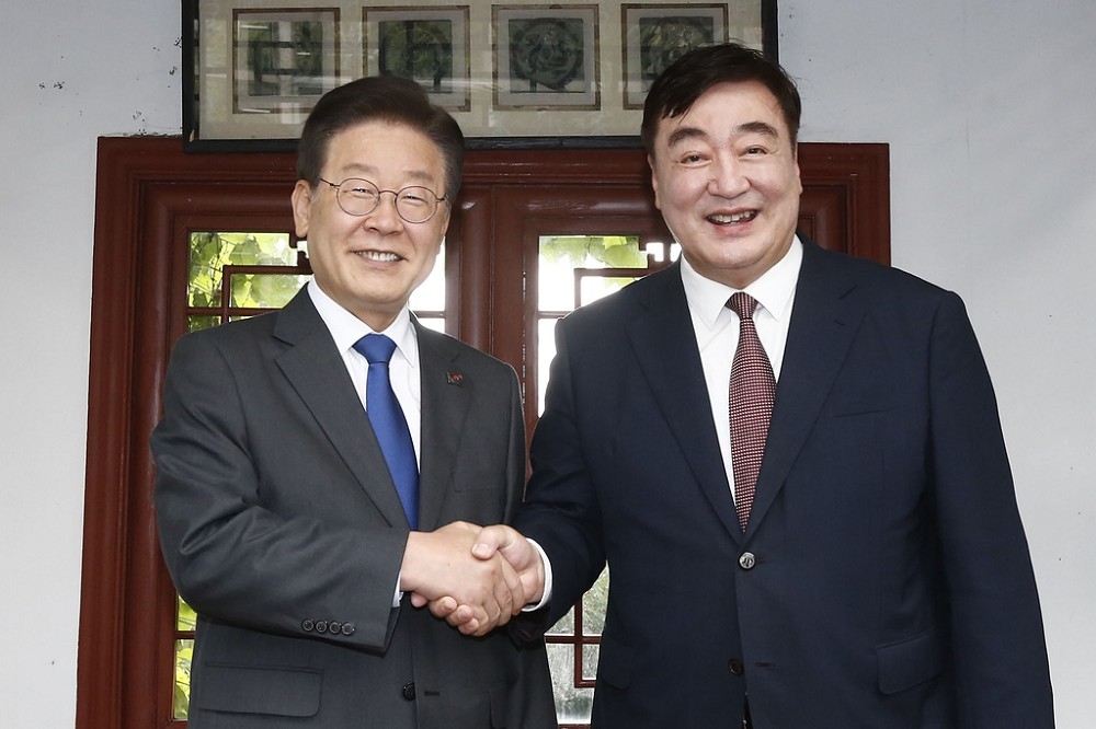 中國駐韓大使邢海明（右）與南韓最大在野黨「共同民主黨」黨魁李在明（左）8日會晤，發言不當使兩國外交關係陷入緊繃。（美聯社）