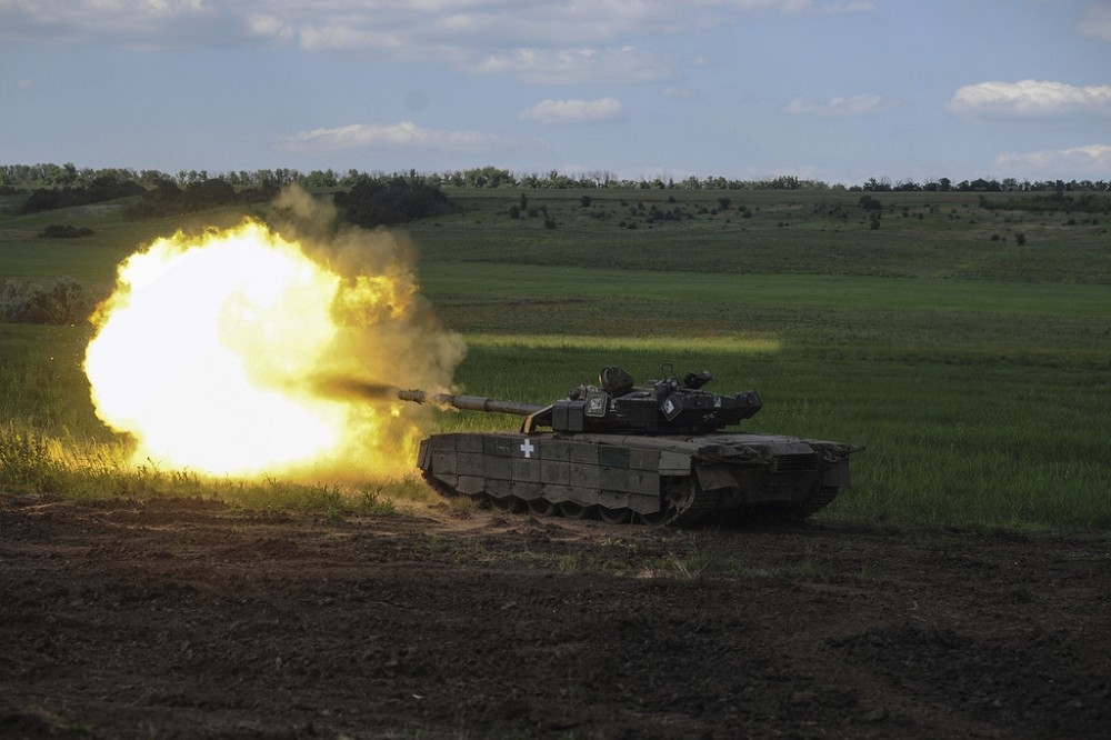 一輛烏軍T-80戰車在巴赫姆特西南方開火。（美聯社）