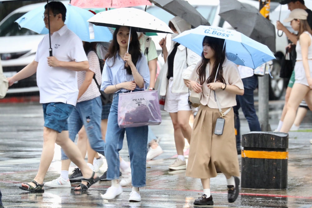 明起台灣將被鋒面徘徊影響，各地都有可能出現短暫陣雨或雷雨。（王侑聖攝）