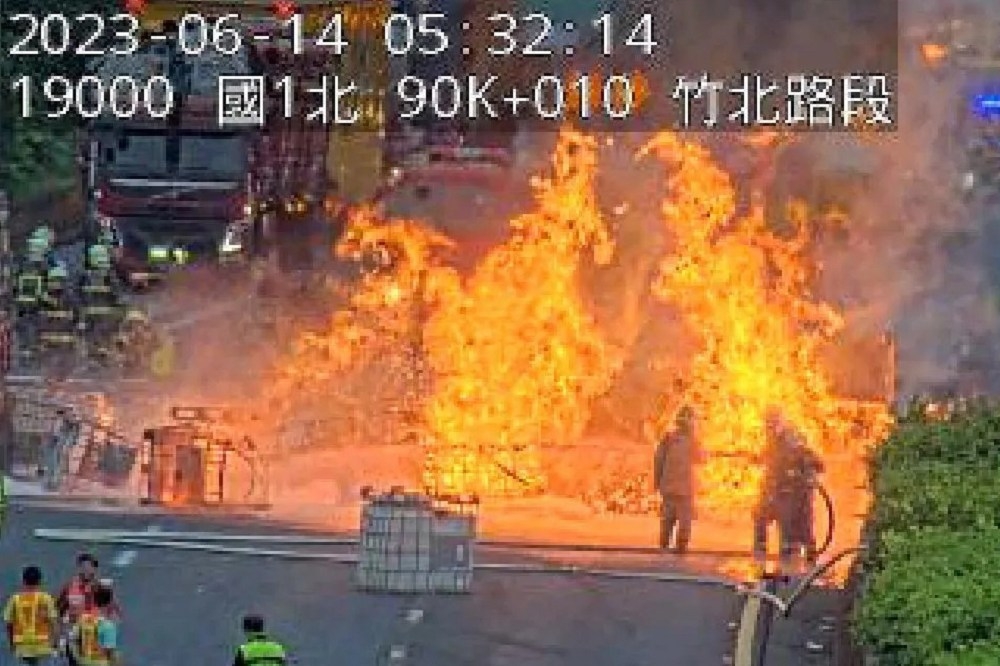 國道一號北上竹北路段今天清晨發生火燒車，造成高速公路一度「紫爆」。（擷取自高速公路1968）