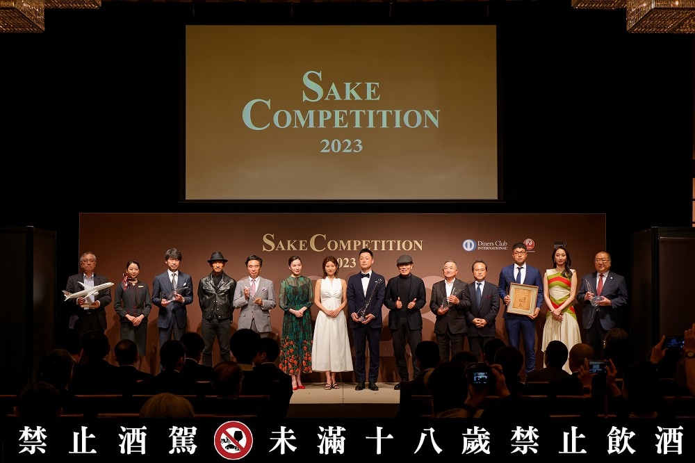「SAKE COMPETITION 2023」頒獎典禮不僅有各家入選酒造代表人出席，嘉賓也不乏日本前足球國家隊球員中田英壽、被稱為酒場詩人的吉田類等名人。（SAKE COMPETITION 提供）