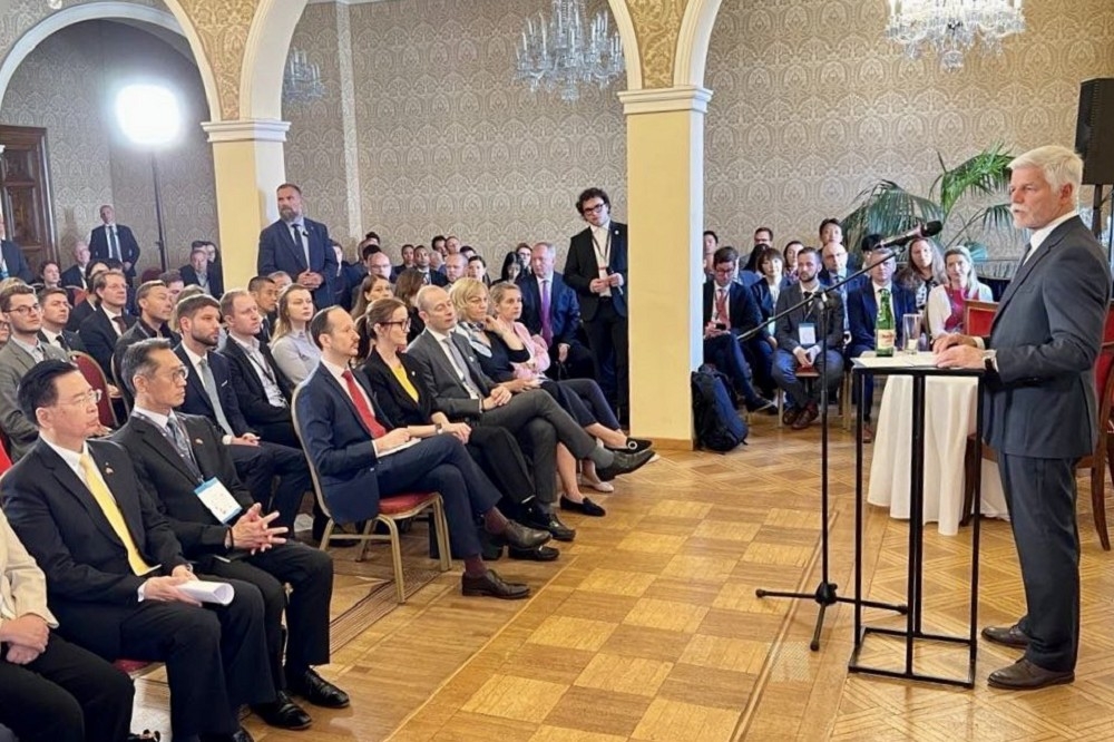 外交部長吳釗燮14日應邀出席「2023年歐洲價值高峰會」並發表演說，峰會由捷克總統帕維爾親自主持並致辭。（取自外交部推特）