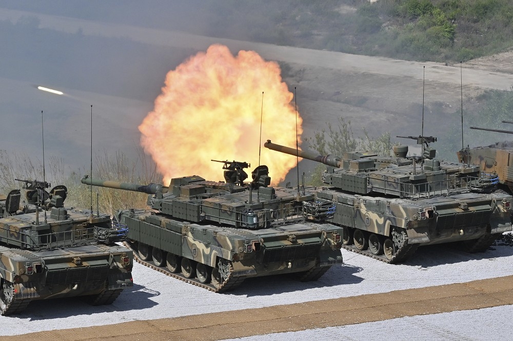 北韓15日再度進行彈道飛彈試射，對美韓聯合軍演表達抗議，圖為南韓K2戰車進行實彈射擊。（美聯社）