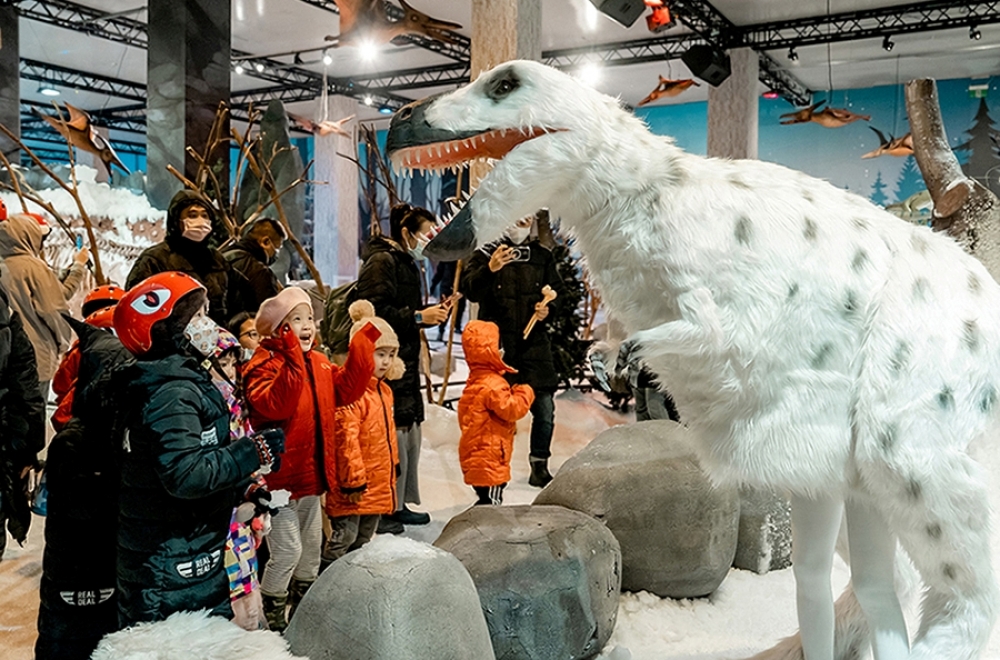「侏羅紀 ╳ 恐龍雪世界」在高雄駁二藝術特區盛大開展（寬宏藝術提供）