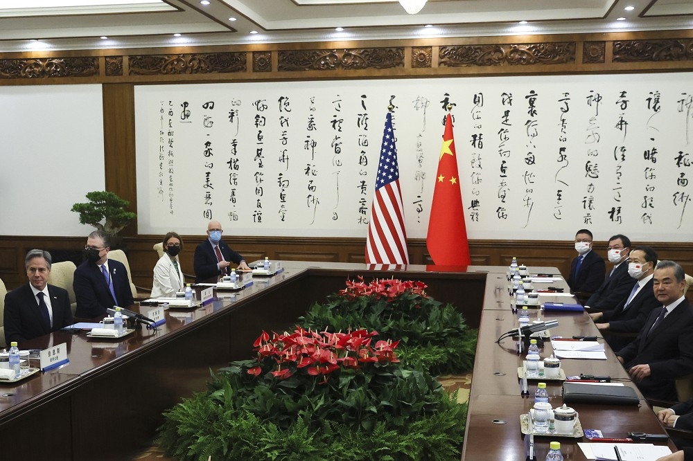 美國國務卿布林肯、中國最高外交決策官員王毅率領雙方代表團，於19日上午進行3小時的對話。（美聯社）