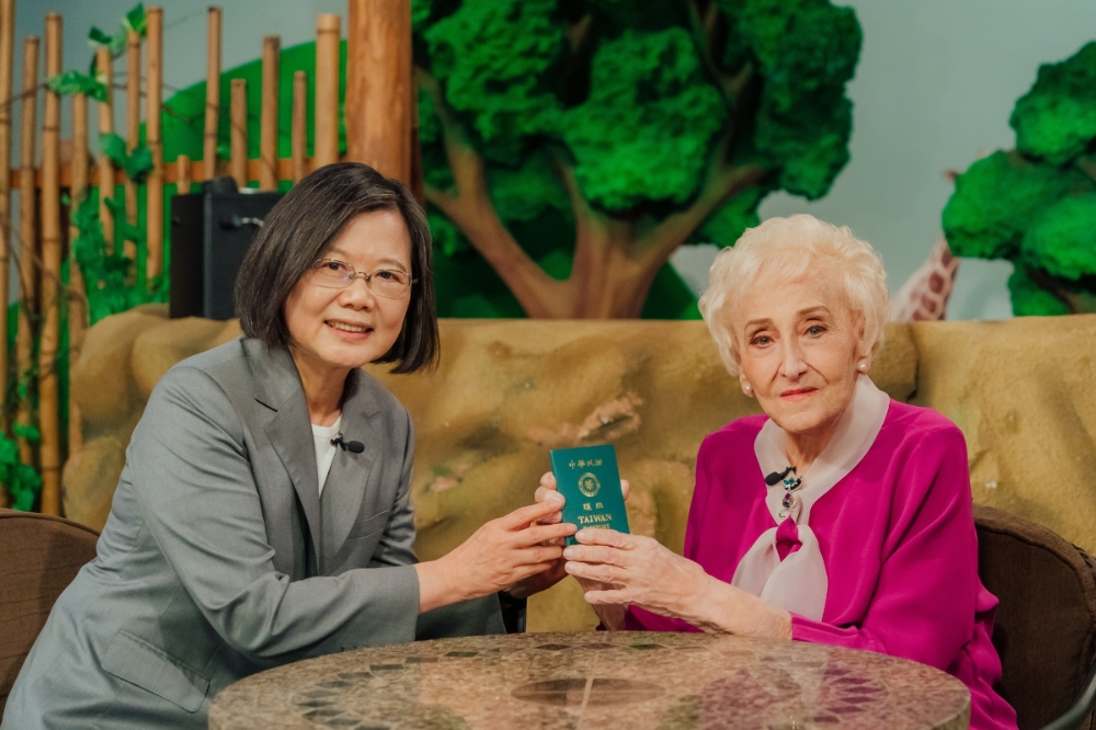 總統蔡英文親自送護照給彭蒙惠，告訴她「從今以後，台灣就是妳的家」。（取自空中英語教室臉書）