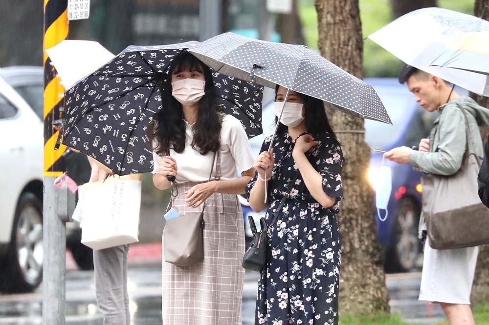 今天鋒面已經往西北方移動，上午仍是偏熱的天氣，午後各地山區有熱對流發展。（資料照片／王侑聖攝）