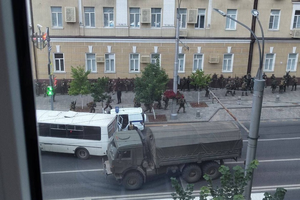華格納傭兵部隊進入羅斯托夫市區。（取自推特）