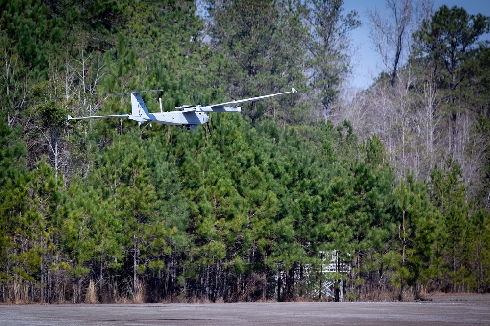 今年初美軍方運來這組JUMP 20無人機系統，將支援海上特定偵巡任務。（取自AeroVironment臉書）