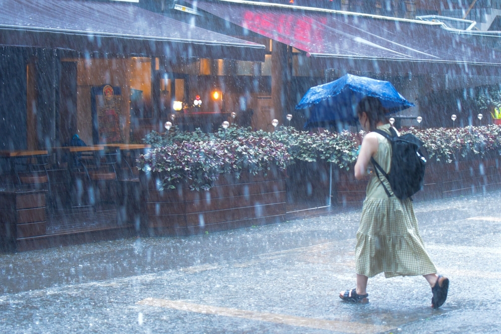 氣象專家吳德榮指出，今天到下周四各地近山區，午後有局部短暫雷陣雨。（資料照片／楊約翰攝）