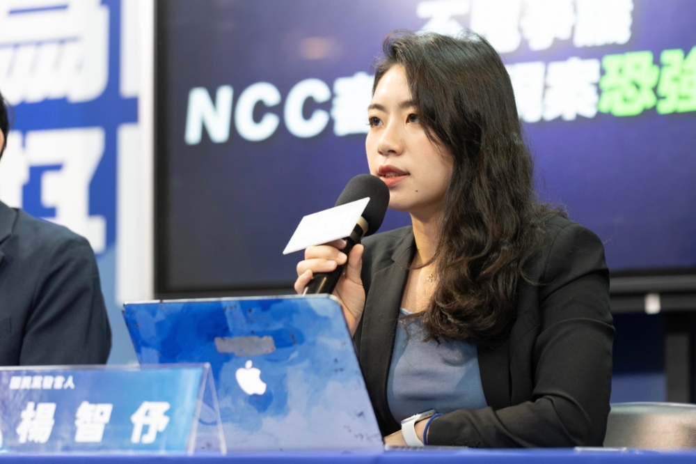 國民黨發言人楊智伃等人質疑NCC不顧《鏡電視》許多爭議，把黑手伸進第四權，意圖干預新聞自由。（國民黨提供） 