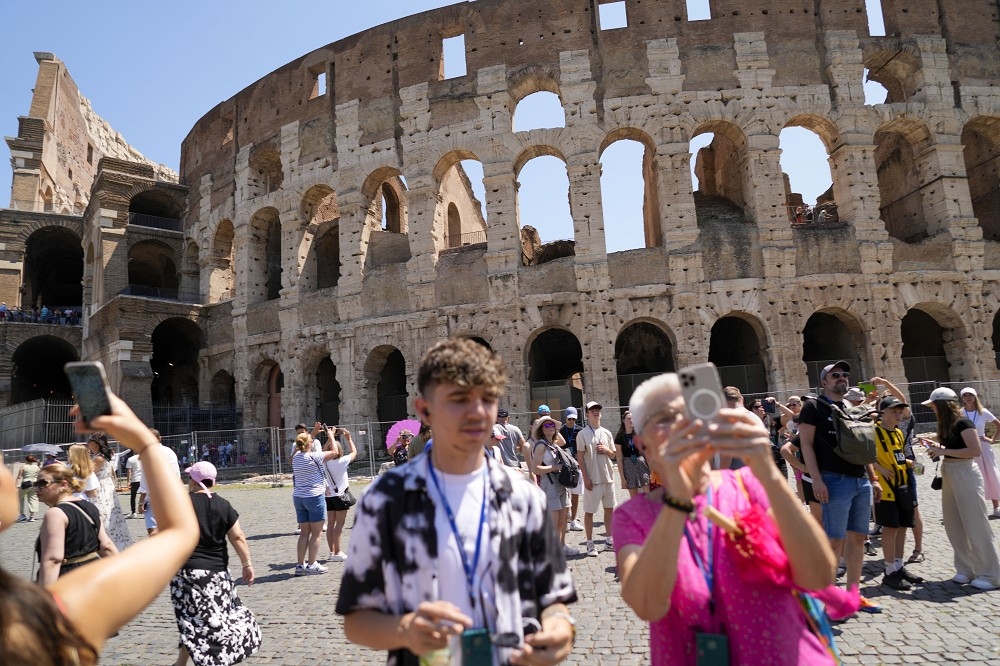 矗立超过2千年的罗马竞技场，近日再度传出遭到游客刻字破坏，义大利官方矢言揪出兇手。（美联社）(photo:UpMedia)