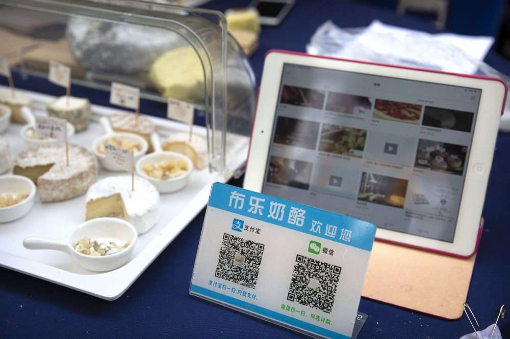 微信支付將從7月中旬起開放境外信用卡綁定，提升國際旅客在中國消費的便利性。（美聯社）