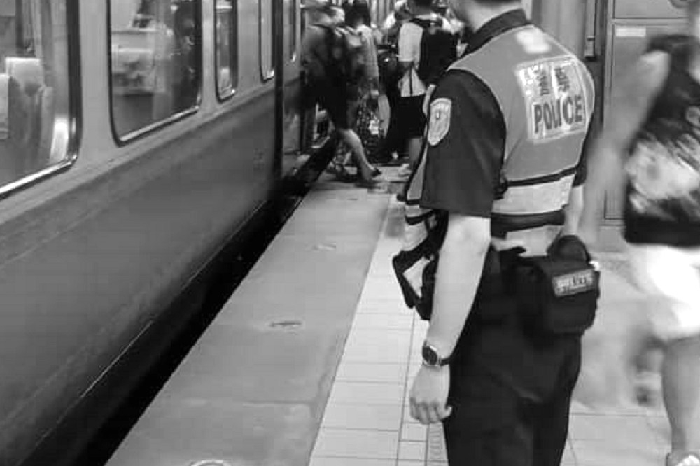 前鐵路警察局台中分局羅姓警員兼任外拍攝影師，遭女模控訴性騷、跟騷。示意圖，非當事人。（資料畫面／取自臉書）