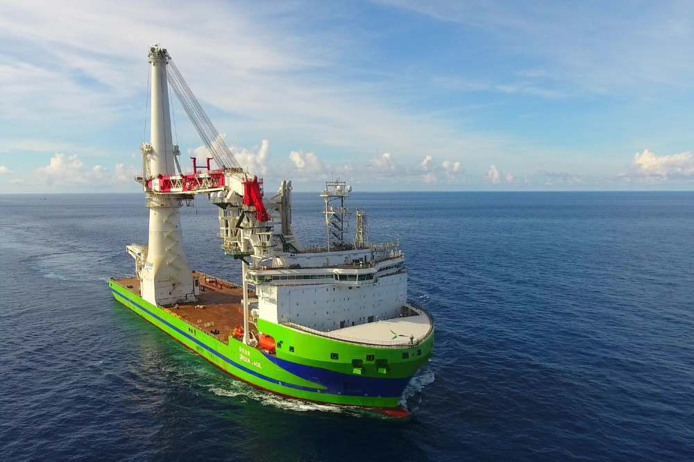 台灣首艘自建本土海事工程船、全球第二大離岸風電大型浮吊船「環海翡翠輪」今天交船。（台船提供）
