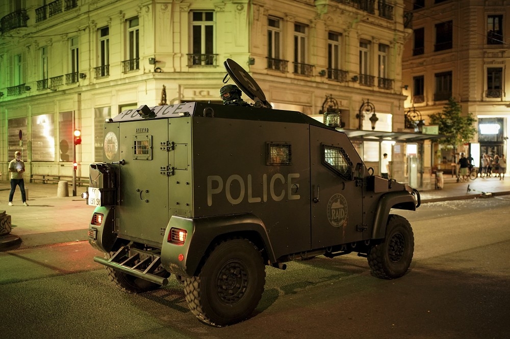 法國政府派出大批警力上街維安。（美聯社）