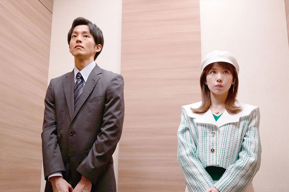 仲里依紗和松坂桃李在日劇《我們離婚吧》飾演一對貌合神離的夫妻。（翻攝自劇照）