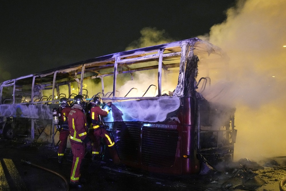 中国41人旅行团巴士在马赛遭到袭击，危急时刻曾担忧暴徒会纵火烧车，所幸顺利脱困。图为巴黎被烧毁的巴士。（美联社）(photo:UpMedia)