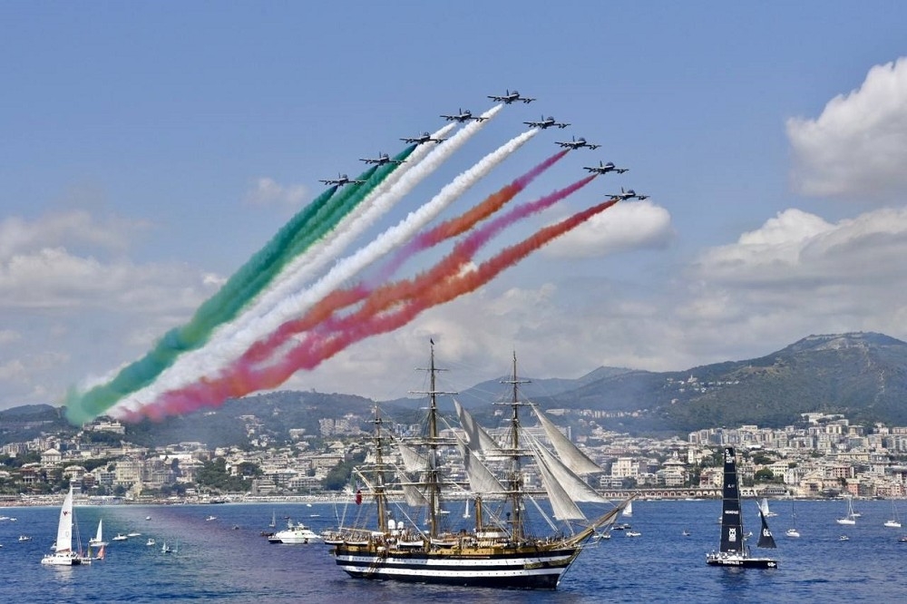 義大利海軍「亞美利哥．維斯普奇號」風帆訓練艦展開環球航行任務，義國空軍「三色旗」特技小組編隊低空衝場歡送。（取自義大利海軍）