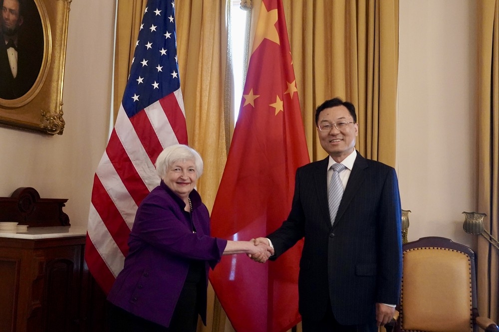 葉倫（左）即將啟程前往中國訪問，3日先在華府與中國駐美大使謝鋒會面。（取自中國駐美大使館網站）