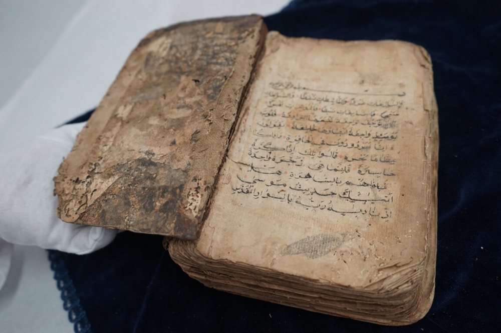 500年手抄《古蘭經》因潮濕遭蟲蝕，歷經3年修復，終於重現古書樣貌。（國台圖提供）
