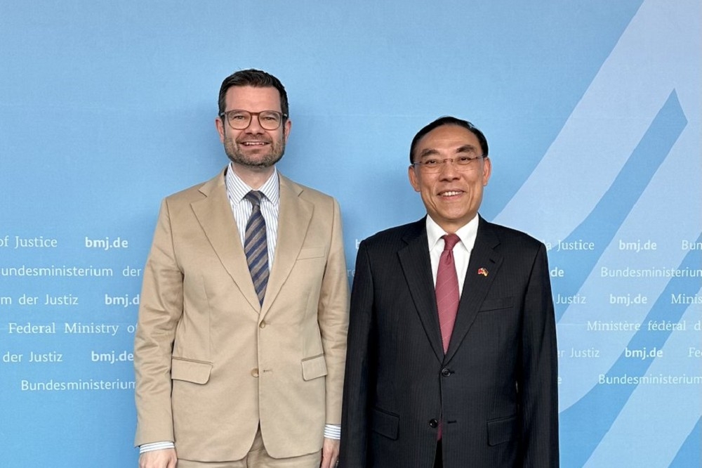 德國司法部長布希曼（左）歡迎我國法務部長蔡清祥（右）到柏林訪問。（取自布希曼推特）