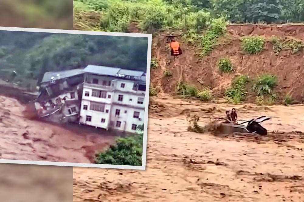 中國多地暴雨成災，房屋整棟被沖垮，還有民眾連人帶車被沖到河裡。（取自微博）