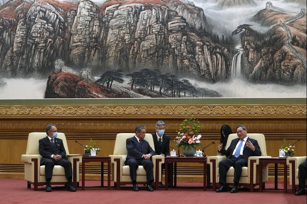 中國國務院總理李強（右）在北京，與日本前眾院議長河野洋平（中）以及沖繩縣知事玉木丹尼（左）舉行會談。（美聯社）